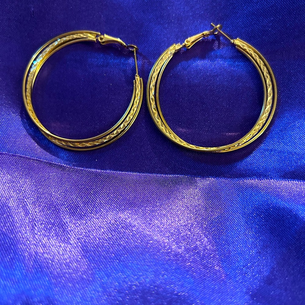 Unbranded Gold Tone Metal Pierced Hoop earrings.